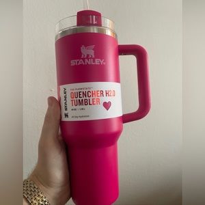 (!! SHIPS ASAP!!) Stanley 40 oz Pink
Valentines Day Exclusive (IN HAND)